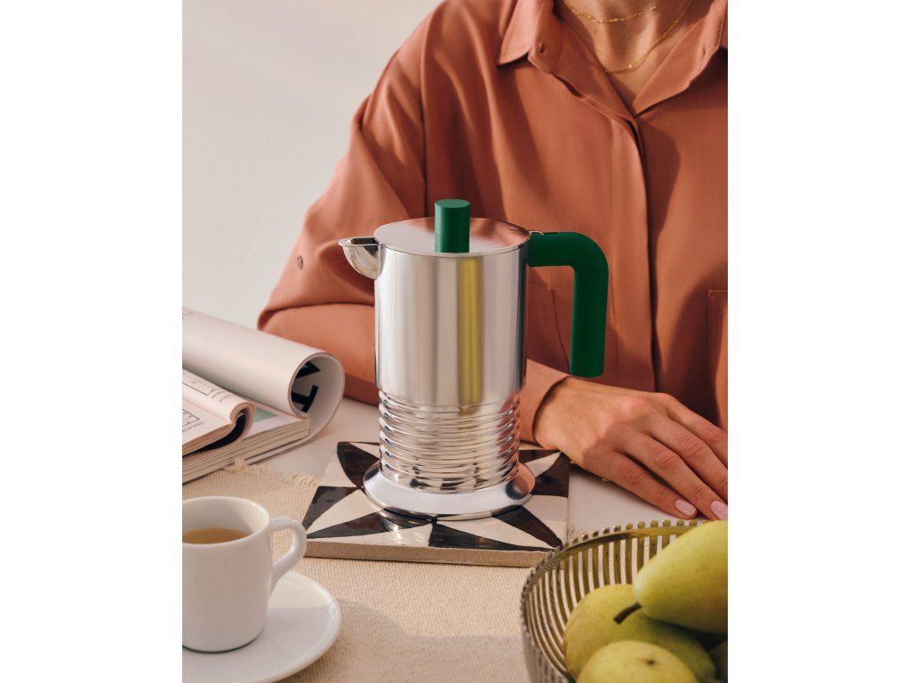 Cafetieră Vite Moka pe masa din bucătărie cu o ceașcă de cafea - Alessi
