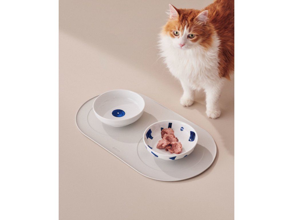Pisică la covorașul Itsumo pentru animale de companie cu două boluri - Alessi