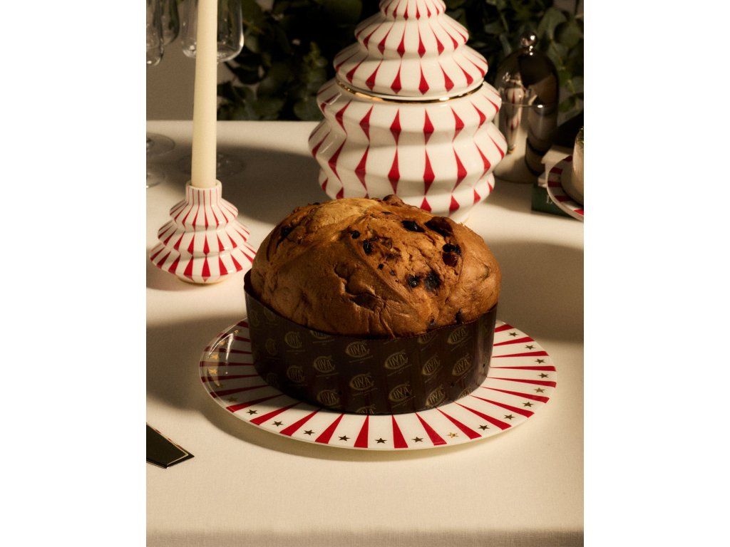 Panettone pe farfurie Încântare pe masa de Ajunul Crăciunului - Alessi