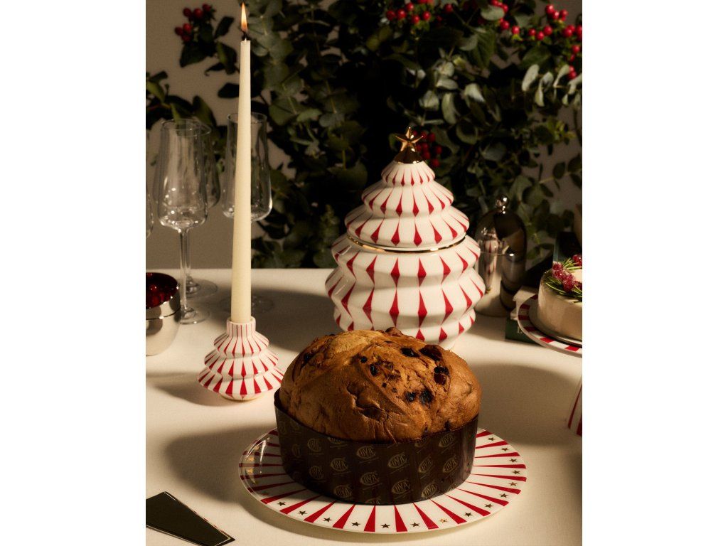 Sfeșnic Delight lângă o farfurie de panettone - Alessi
